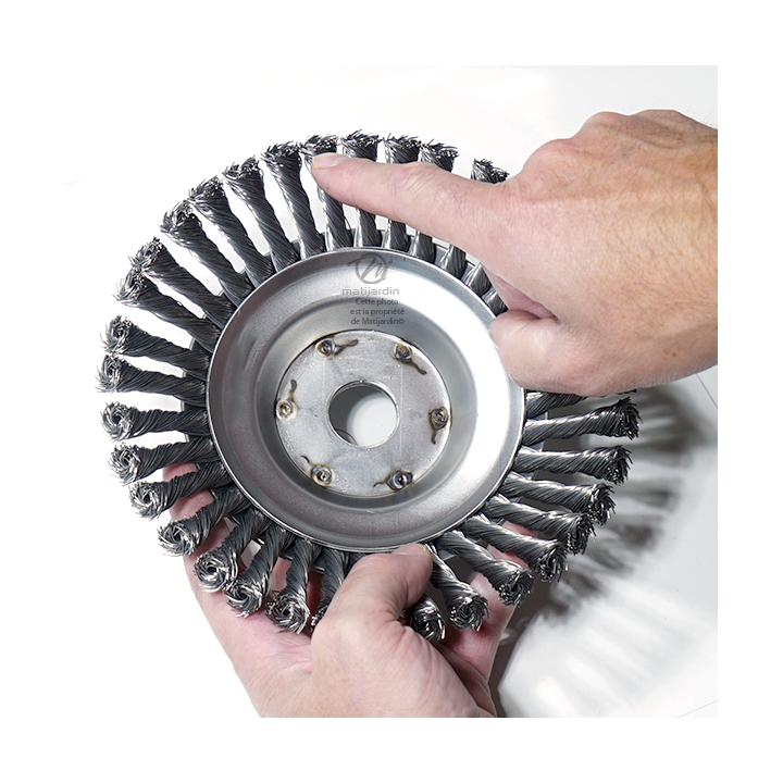 Brosse désherbage pour débroussailleuse. Diamètre 230 mm. Alésage 20 mm