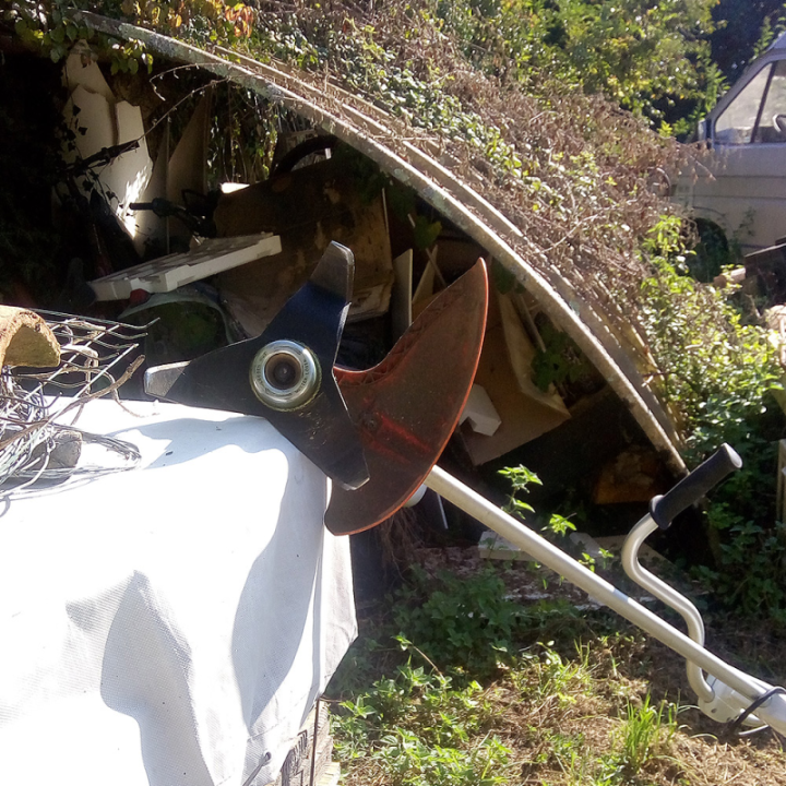 Lame débroussailleuse 3 dents recourbées. Ø 300 mm. Alésage 20 mm. Epaisseur 4 mm