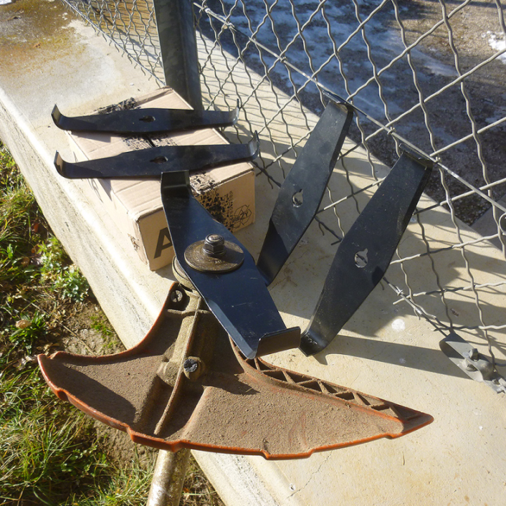 Lame débroussailleuse spéciale ronce. Ø 300 mm. Alésage 20 mm. Epaisseur 4 mm