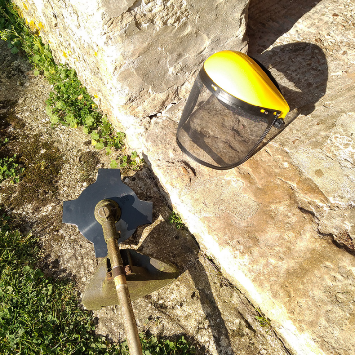 Lame 4 dents débroussailleuse. Ø 230 mm. Alésage 25,4 mm. Epaisseur 1,5 mm