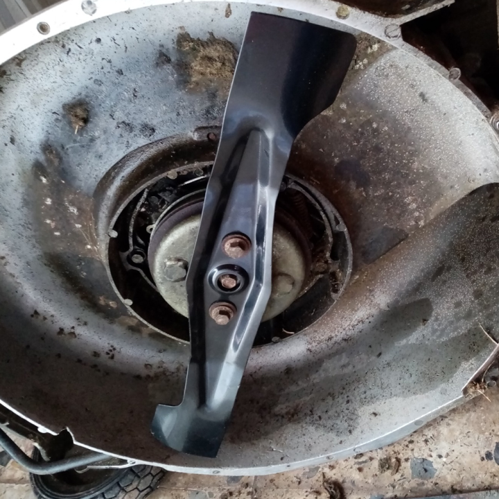 Lame tondeuse pour Honda HRH 536. N° 72511-VE1-652. Coupe 53,5 cm