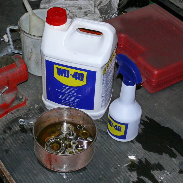 Dégrippant WD40. 5 litres. Nettoyant, dégrippant, lubrifiant. Protège humidité corrosion