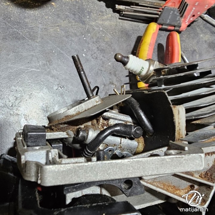 Durite essence adaptable pour tronçonneuses chinoises. Ø ext  5,75 mm