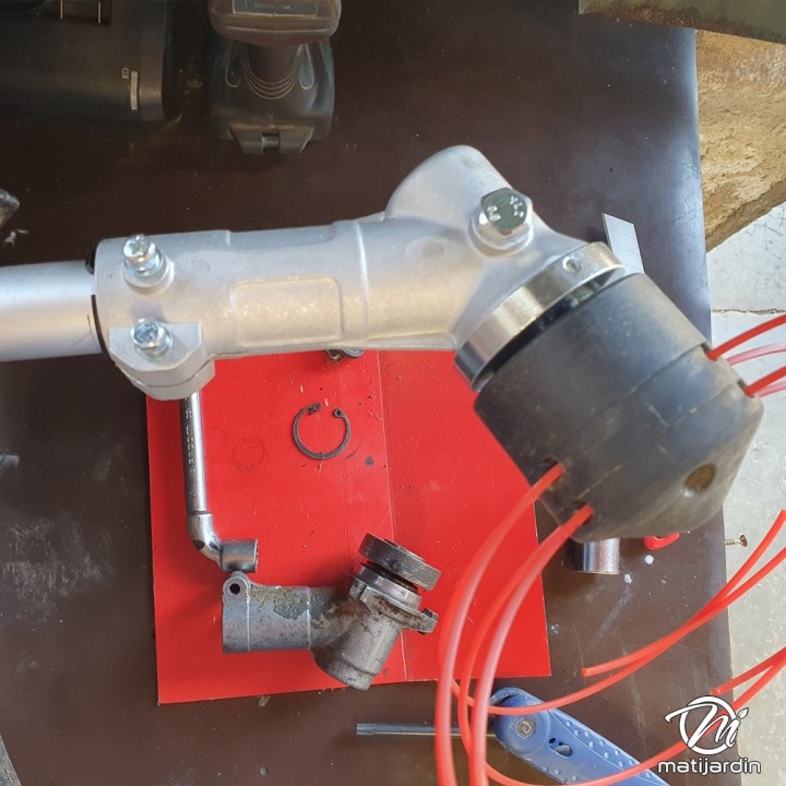 Renvoi angle universel débroussailleuse + 5 adaptateurs