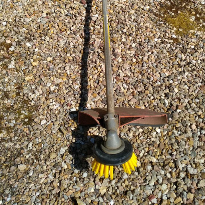 Tête brosse débroussailleuse universelle nylon. Brosse douce en rilsan jaune