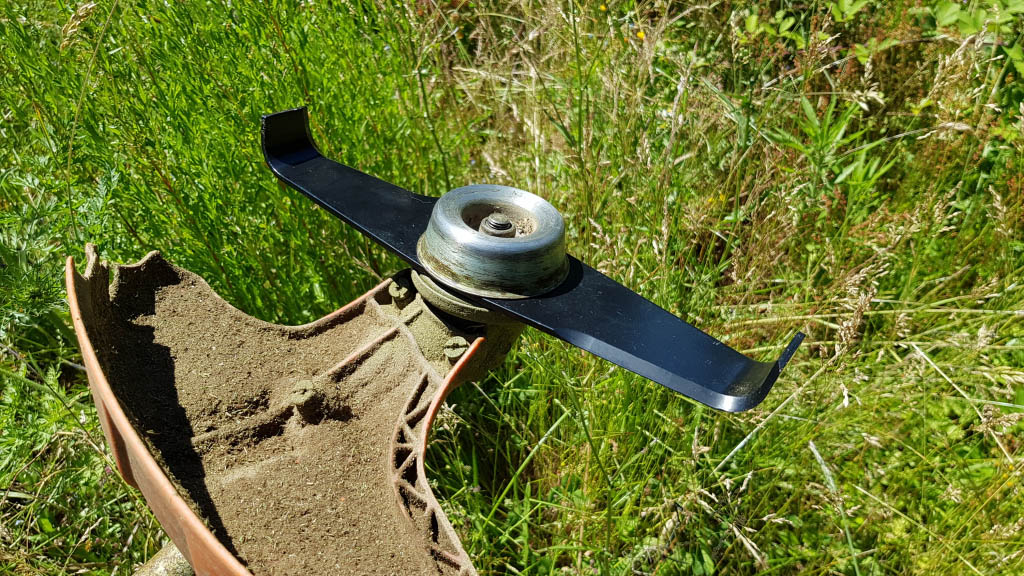 Lame débroussailleuse recourbée, une redoutable efficacité !